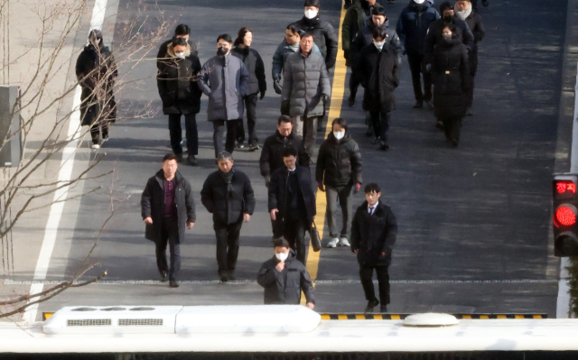 윤석열 대통령의 체포영장 집행에 나선 3일 서울 용산구 한남동 대통령 관저 경내에서 고위공직자범죄수사처 수사관 등이 내려오고 있다. 연합뉴스