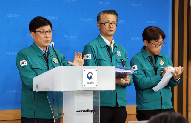 주종완 국토교통부 항공정책실장(왼쪽 첫번째)이 3일 오후 정부세종청사에서 열린 '무안 공항 제주항공 여객기 사고 브리핑'에서 기자들의 질문에 답하고 있다. 연합뉴스