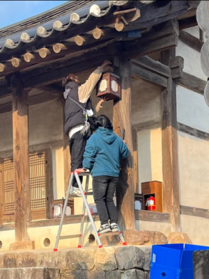 KBS 드라마 제작진이 병산서원 호롱불에 초롱을 덧대는 모습. 독자 제공