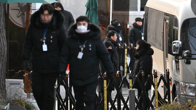 고위공직자범죄수사처(공수처)가 12·3 비상계엄 사태 관련 윤석열 대통령에 대한 체포영장 집행에 나선 3일 서울 용산구 한남동 관저 입구에서 경호처 관계자들이 출입을 통제하고 있다. 오승현 기자