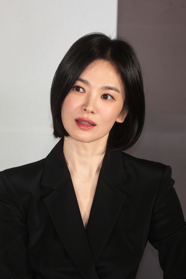 배우 송혜교가 서울 용산구 CGV용산점에서 열린 영화 '검은수녀들' 제작발표회에서 포즈를 취하고 있다. /연합뉴스