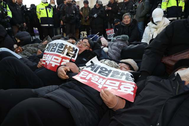 관저 앞 도로에 드러누운 윤석열 대통령 지지자들. 연합뉴스