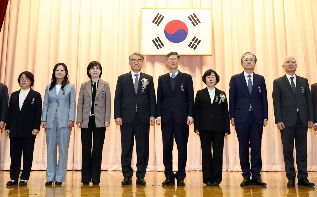 2일 서울 종로구 헌법재판소에서 열린 헌법재판관 취임 및 시무식에서 헌법재판관들이 기념 촬영을 하고 있다. 왼쪽부터 김복형, 정정미, 이미선 헌법재판관, 조한창 신임 헌법재판관, 문형배 헌법재판소장 권한대행, 정계선 신임 헌법재판관, 김형두 헌법재판관, 정형식 헌법재판관. 연합뉴스