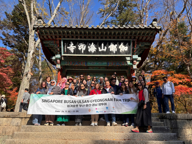 싱가포르 부산·울산·경남 팸투어 일행이 경남 합천군 해인사에서 기념촬영을 하고 있다. 사진 제공=경남관광재단