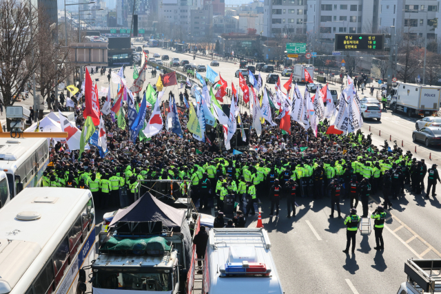 4일 서울 용산구 한남동 대통령 관저 인근에서 집회를 벌이던 민주노총 등 진보단체 회원들이 관저 방향으로 행진하려다 경찰에 가로막혀 있다. 연합뉴스