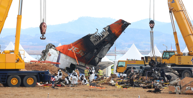 제주항공 여객기 참사 7일째인 4일 오전 무안국제공항 사고 현장에서 경찰과학수사대, 119소방, 경찰특공대 관계자들이 현장 감식을 진행하고 있다. 연합뉴스