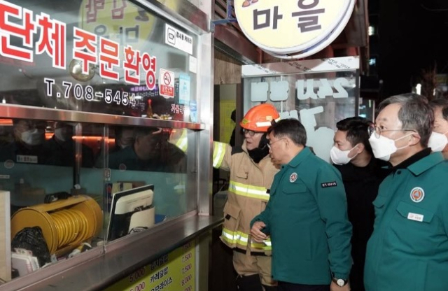 3일 오후 야탑동 BYC빌딩 화재현장 둘러보는 신상진 성남시장. 사진 제공 = 성남시