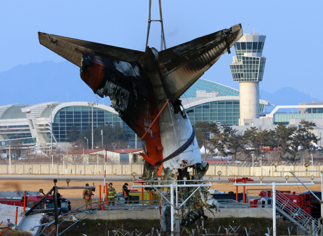 제주항공 여객기 참사 6일째인 3일 전남 무안국제공항 사고 현장에서 동체의 꼬리날개 부분 인양 작업이 진행되고 있다. 연합뉴스