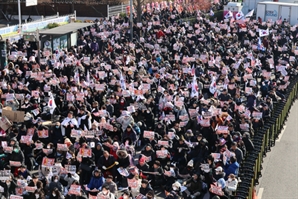 [속보] 尹체포 찬반 집회로 관저 인근 한강진역 무정차 통과