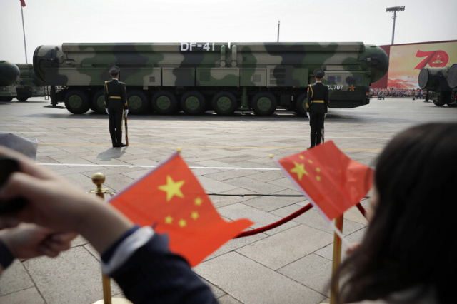 중국 건국 70주년 기념일을 맞아 베이징 톈안먼 광장에서 열린 열병식에서 첨단 대륙간탄도미사일인 ‘둥펑41’이 공개되고 있다. AP연합뉴스