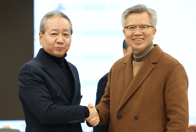 4일 오후 서울 용산구 대한의사협회에서 제43대 대한의사협회 회장 선거 개표를 마친 뒤 김택우 전국광역시도의사협의회장(오른쪽)과 주수호 미래의료포럼 대표 겸 전 의협 회장이 악수하고 있다. 이날 투표에서는 김택우 전국광역시도의사협의회장과 주수호 미래의료포럼 대표 겸 전 의협 회장이 각각 1위와 2위를 차지해 결선 투표에 진출했다. 연합뉴스