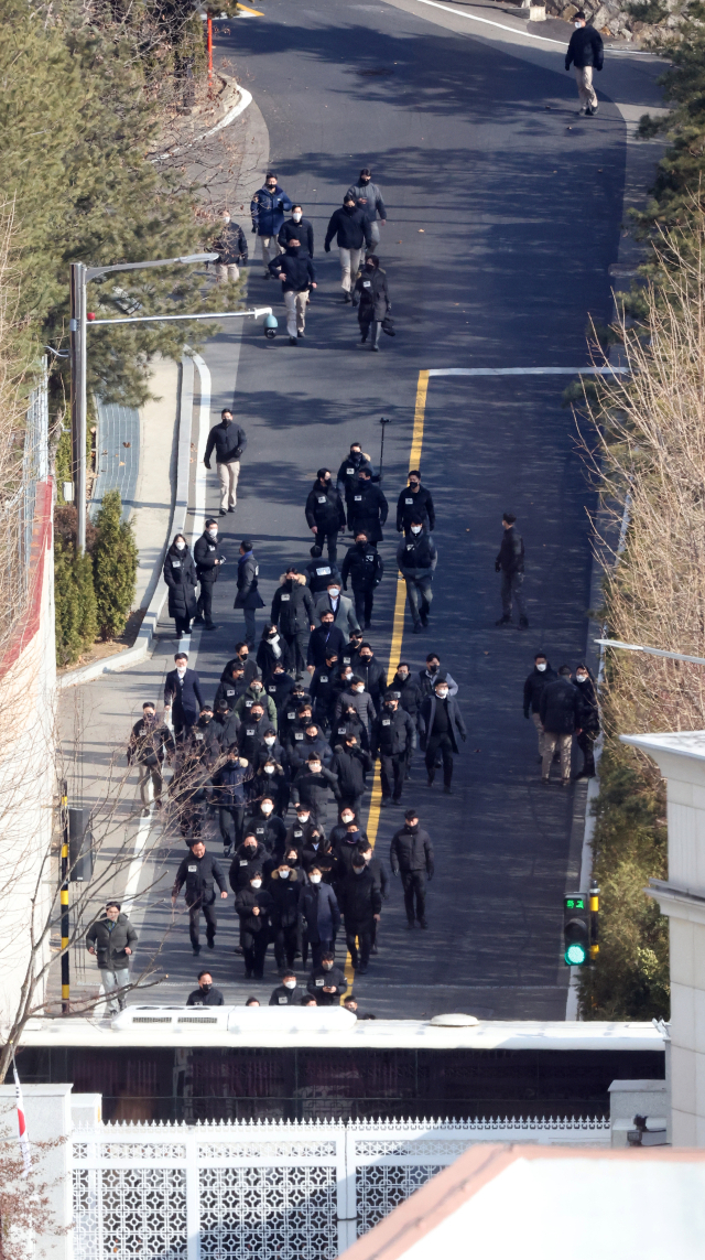 고위공직자범죄수사처가 윤석열 대통령의 체포영장 집행을 시도한 3일 서울 용산구 한남동 대통령 관저 경내에서 경찰 병력과 공수처 수사관 등이 내려오고 있다. 연합뉴스