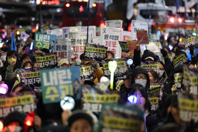 윤석열 대통령에 대한 공수처의 체포영장 집행이 불발된 3일 서울 용산구 한남동 대통령 관저 인근에서 윤석열즉각퇴진·사회대개혁 비상행동 주최로 열린 탄핵 지지 집회에서 참가자들이 대통령 체포 및 구속을 촉구하고 있다. 연합뉴스