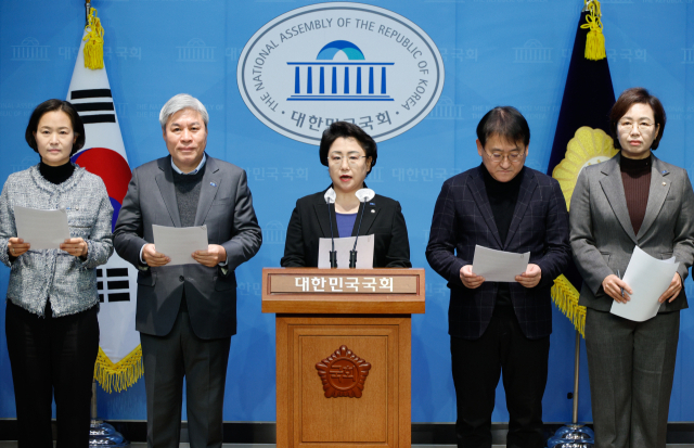 김선민 조국혁신당 대표 권한대행과 의원들이 5일 국회에서 ‘국민의힘 정당해산심판청구 촉구 법무부 진정 관련 기자회견’을 하고 있다. 뉴스1