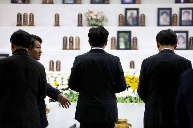 국민의힘 권성동 원내대표가 5일 오전 전남 무안군 무안국제공항에 마련된 제주항공 여객기 참사 희생자 합동분향소에서 헌화하고 있다. 연합뉴스