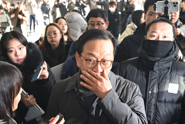 윤석열 대통령 측 변호인단 구성에 참여한 석동현 변호사가 지난해 12월 19일 서울 서초구 서울고등검찰청 앞에서 입장을 밝힌 뒤 이동하고 있다. 조태형 기자