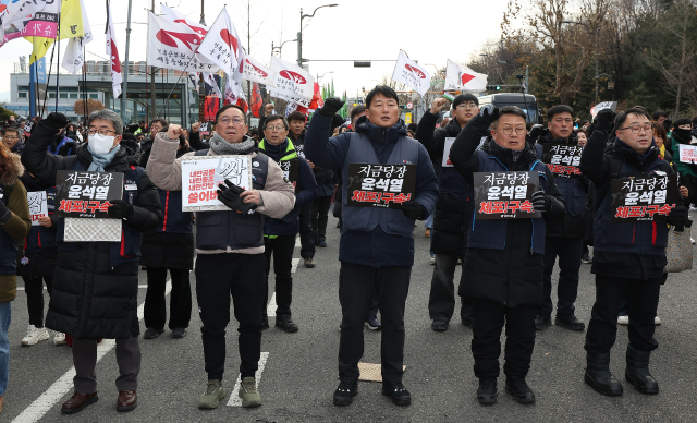 전국민주노동조합총연맹(민주노총)이 3일 오후 관저 인근인 서울 용산구 한강진역에서 윤석열 대통령 체포를 촉구하는 집회를 열자 참가자들이 구호를 외치고 있다. 연합뉴스