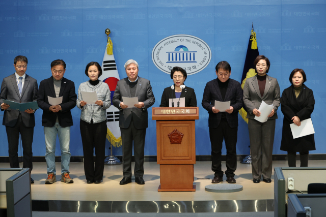 김선민 조국혁신당 대표 권한대행을 비롯한 의원들이 5일 오전 서울 여의도 국회 소통관에서 국민의힘에 대한 위헌정당해산 심판 청구를 정부에 촉구하는 기자회견을 하고 있다. 연합뉴스