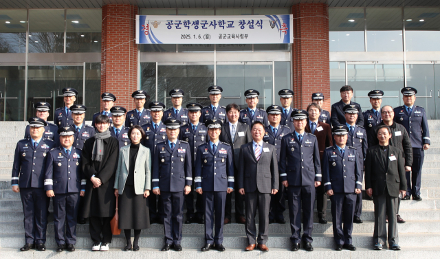 6일 공군교육사령부 내 기지강당에서 손석락 공군교육사령관 주관으로 공군학생군사학교 창설식이 거행됐다. 사진은 창설식을 마친 뒤 주요 관계자들이 기념촬영 하는 모습. 사진 제공=공군