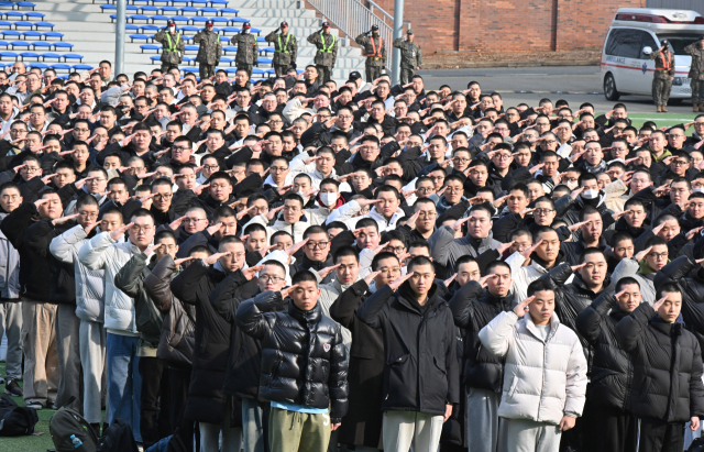 입영장정들이 배웅나온 가족 및 친지들에게 경례를 하고 있다. 사진 제공=육군