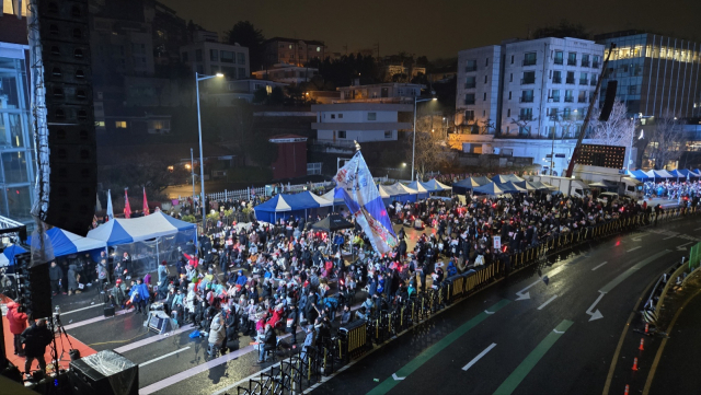 6일 오전 보수집회 참석자들이 용산구 한남동 대통령 관저 인근에서 집회를 진행하고 있다. 이승령 기자