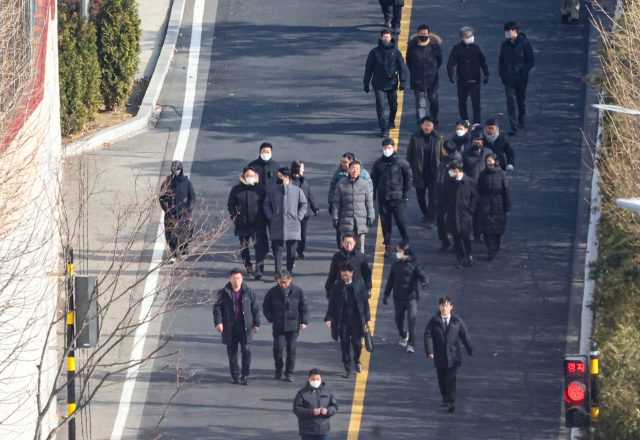 고위공직자범죄수사처가 윤석열 대통령의 체포영장 집행에 나선 3일 서울 용산구 한남동 대통령 관저 경내에서 공수처 수사관 등이 내려오고 있다. 연합뉴스