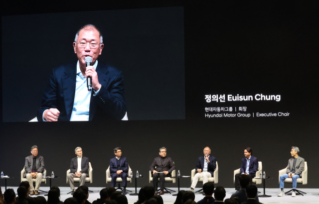 6일 경기 고양시 '현대모터스튜디오 고양'에서 열린 2025 신년회에서 정의선 현대차그룹 회장 등 경영진들이 좌담회를 하며 인사말을 하고 있다. 연합뉴스