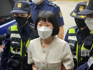 사건 24년만에…'존속살해' 무기수 김신혜 재심서 무죄