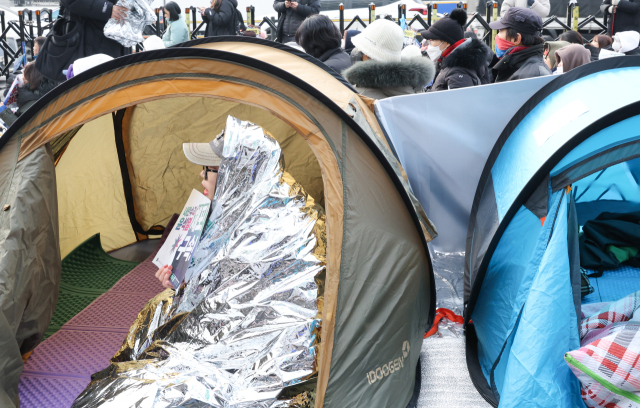 6일 오후 서울 용산구 한남동 대통령 관저 인근에서 민주노총 등 진보단체 회원들이 텐트에서 탄핵 찬성 집회를 하고 있다. 연합뉴스