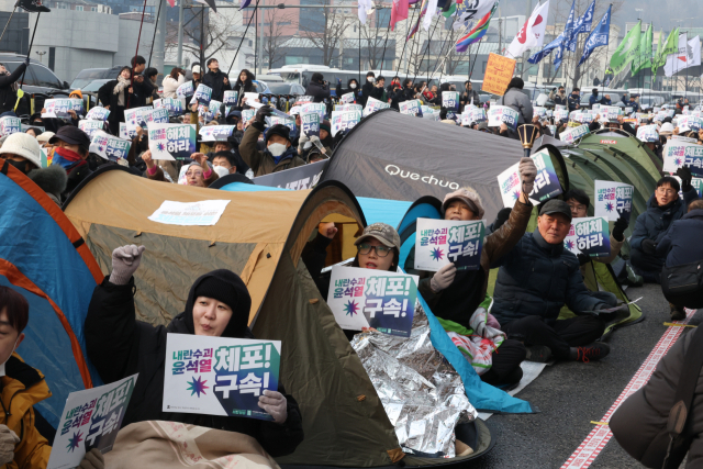 6일 오후 서울 용산구 한남동 대통령 관저 인근에서 민주노총 등 진보단체 회원들이 텐트에서 탄핵 찬성 집회를 하고 있다. 연합뉴스