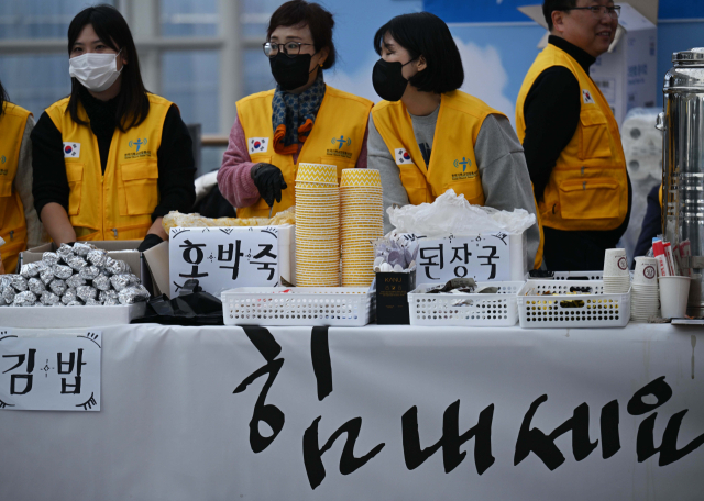 전남 무안군 무안국제공항에서 자원봉사단체 및 비영리단체들이 먹거리 등 구호물품을 나눔하고 있다. 뉴스1