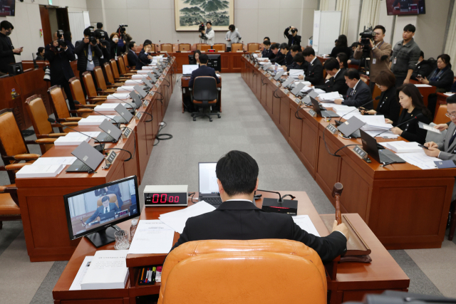 지난달 31일 국회에서 열린 국회 운영위원회 전체회의에서 여당이 불참한 채 더불어민주당 소속 박찬대 위원장이 의사봉을 두드리고 있다. 연합뉴스