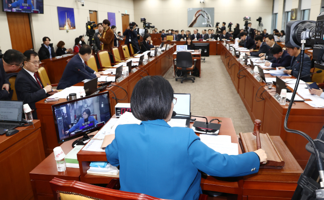 최민희 과학기술정보방송통신위원장이 6일 오전 서울 여의도 국회에서 열린 과학기술정보방송통신위원회 전체회의에서 안건을 상정하며 의사봉을 두드리고 있다. 뉴스1