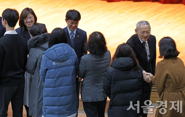 유인촌 문화체육관광부 장관이 6일 세종 정부세종청사 15동 대강당에서 열린 2025년 문체부 시무식에서 용호성 제1차관, 장미란 제2차관과 함께 직원들과 신년 인사를 나누고 있다. 사진 제공=문체부