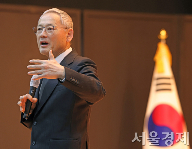 유인촌 문화체육관광부 장관이 6일 세종 정부세종청사 15동 대강당에서 열린 2025년 문체부 시무식에서 신년사를 하고 있다. 사진 제공=문체부