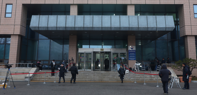 6일 오전 정부과천청사 내 공수처가 위치한 5동 건물 앞에 포토라인이 설치돼 있다. 연합뉴스