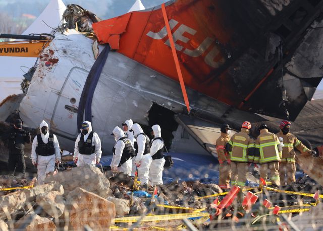 제주항공 여객기 참사 7일째인 4일 오전 무안국제공항 사고 현장에서 국과수, 경찰과학수사대 관계자 및 소방대원들이 현장 감식을 진행하고 있다. 연합뉴스