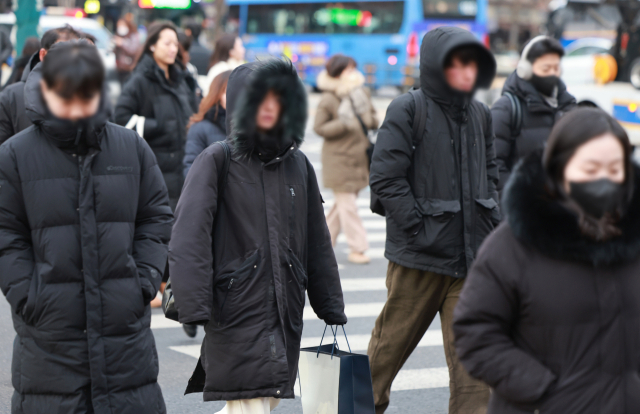 중부내륙을 중심으로 아침 기온이 -10도 내외로 떨어진 지난해 12월 23일 서울 세종대로사거리에서 두꺼운 옷을 입은 시민들이 횡단보도를 건너고 있다. 연합뉴스