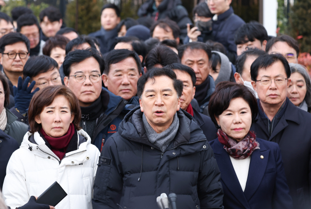 김기현 국민의힘 의원을 비롯한 의원들이 6일 오후 서울 용산구 대통령 관저 앞에서 입장발표를 하고 있다. 연합뉴스