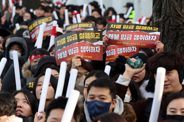 IBK기업은행 노동조합원들이 27일 서울 종로구 정부서울청사 금융위원회 앞에서 열린 총파업 집회에서 구호를 외치고 있다. 뉴스1