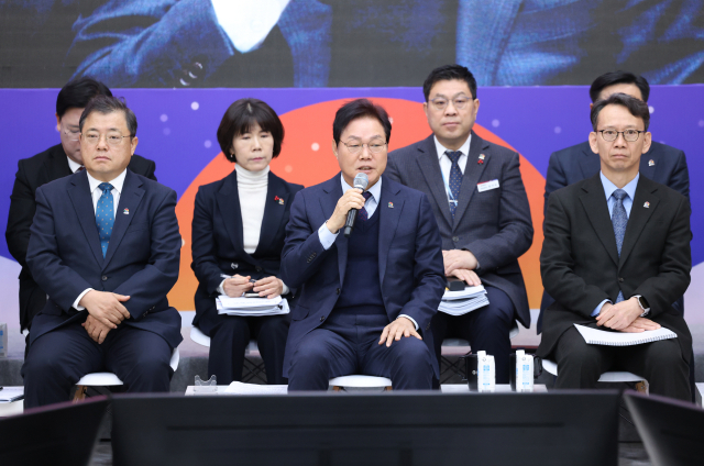 박완수(가운데) 경남도지사가 7일 경남도청에서 도민과의 대화를 열고 질문에 답하고 있다. 사진 제공=경남도