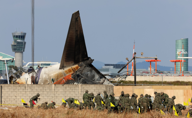 제주항공 여객기 참사 6일째인 3일 오후 전남 무안국제공항 사고 현장에서 특전사 군 장병이 수색 작업하고 있다. 연합뉴스