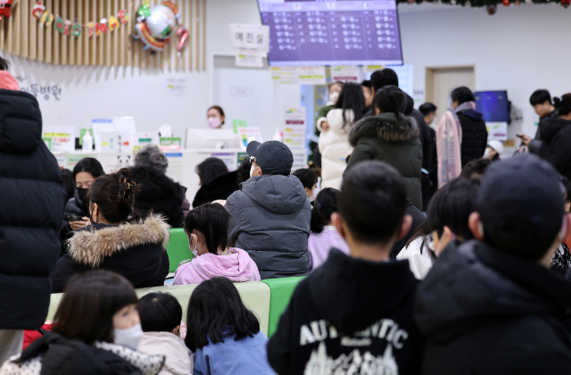 서울의 한 어린이병원을 찾은 어린이 환자와 보호자가 진료를 받기 위해 대기하고 있다. 뉴스1