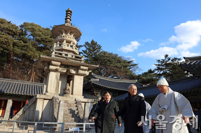 유인촌 장관이 7일 경주에서 APEC 준비 상황을 점검하고 있다. 사진 제공=문체부