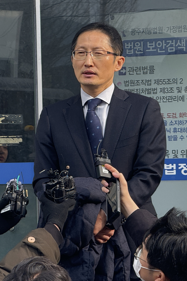 '무기수' 김신혜씨가 사건 발생 24년 만에 재심에서 무죄를 선고받은 6일 오후 광주지방법원 해남지원 법정동 앞에서 김씨 측 법률대리인 박준영 변호사가 기자들에게 소회를 밝히고 있다. 연합뉴스