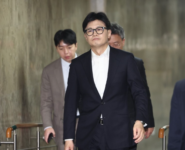 '1월 복귀설' 한동훈, 강남 스타벅스서 포착…"살 오른 것 좋아 보여 다행"