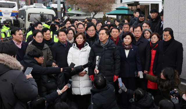 김기현 국민의힘 의원을 비롯한 여당 의원들이 6일 서울 용산구 윤석열 대통령 관저 앞에서 입장을 밝히고 있다. 뉴스1