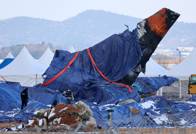 제주항공 여객기 참사 열흘째인 7일 전남 무안군 무안국제공항에서 항공철도사고조사위원회 관계자와 경찰특공대원이 사고 현장을 살피고 있다. 연합뉴스