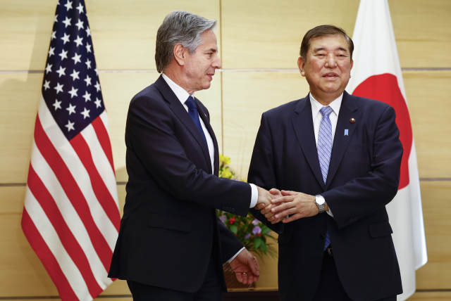 일본을 찾은 토니 블링컨 미 국무장관(왼쪽)이 7일 이시바 시게루 일본 총리를 예방하고 있다. AP연합뉴스