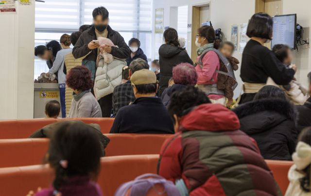 6일 서울 성북구의 한 어린이 전문병원이 진료를 보려는 환자와 보호자들로 붐비고 있다. 연합뉴스